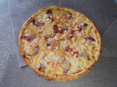 Sonkás szalámis pizza